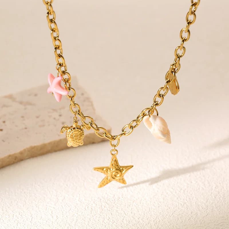Collana con pendente stella marina e tartaruga in oro