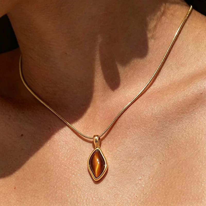 Collana con pendente in acciaio inox e pietra marrone