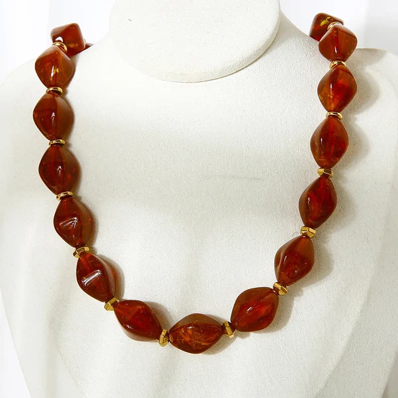 Collana a girocollo con perline in resina acrilica