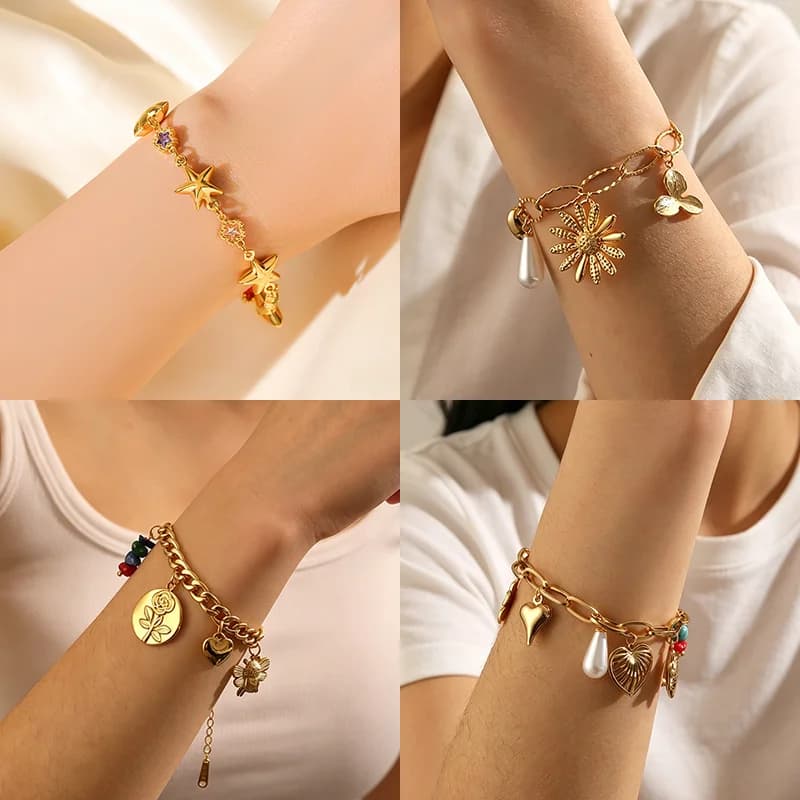 Bracciale dorato con molteplici charms