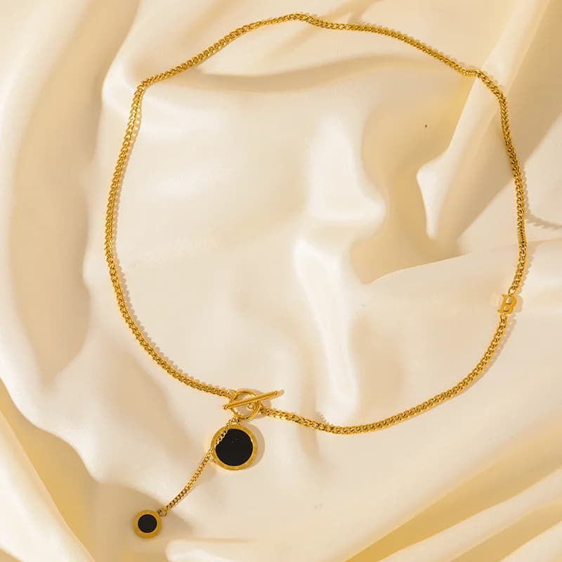 Collana lunga con pendente rotondo nero