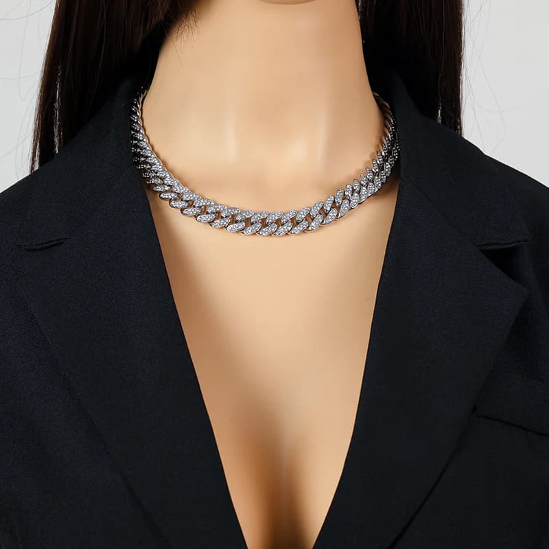 Collana con catena cubana spessa color argento da donna