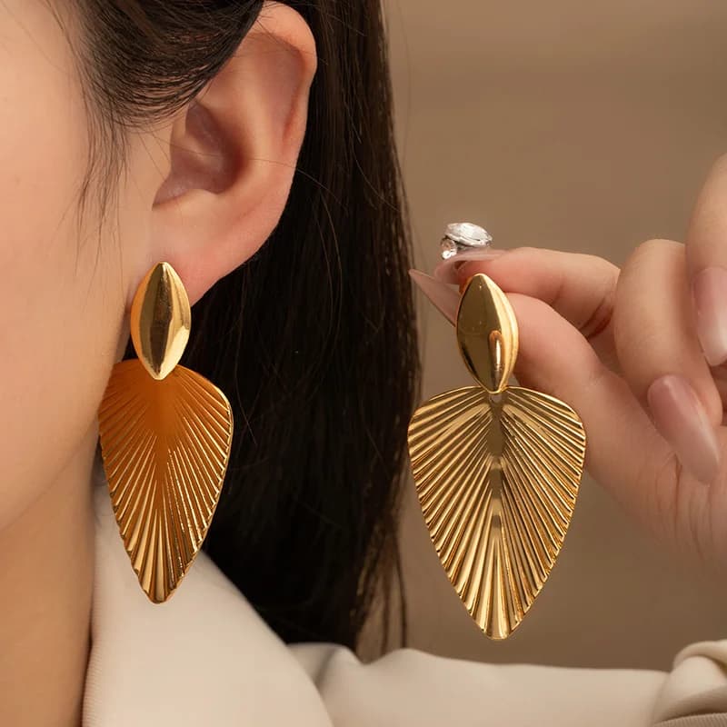 Orecchini pendenti a foglia e piuma color oro