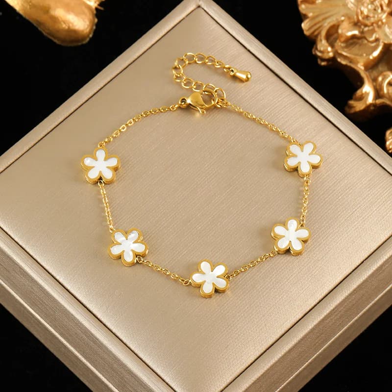 Bracciale charm con petali di fiore, color oro