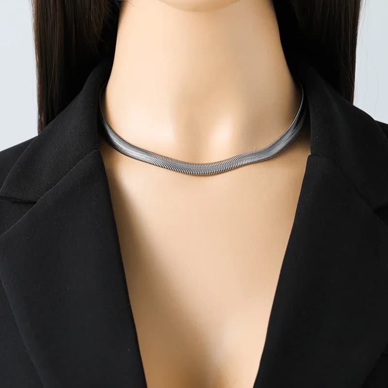 Collana girocollo in acciaio inox 316L con catena piatta tipo snake bone
