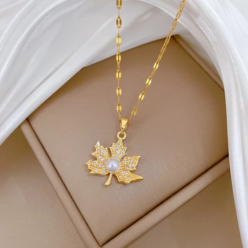 Collana con pendente foglia d'acero placcata oro e perla