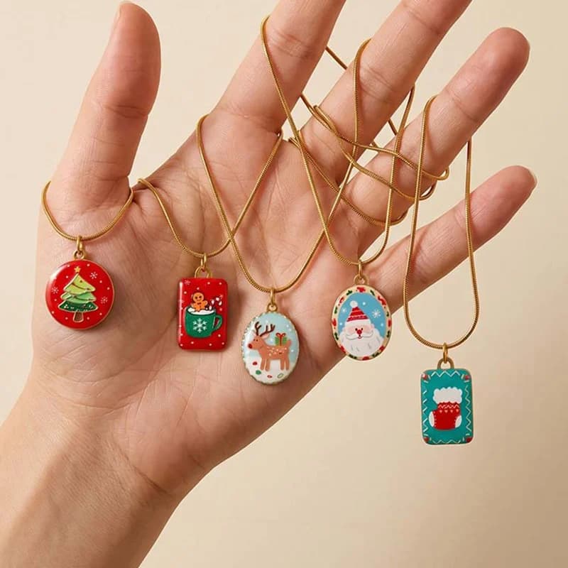 Collana con Pendente Bambino di Neve e Albero Cartoon