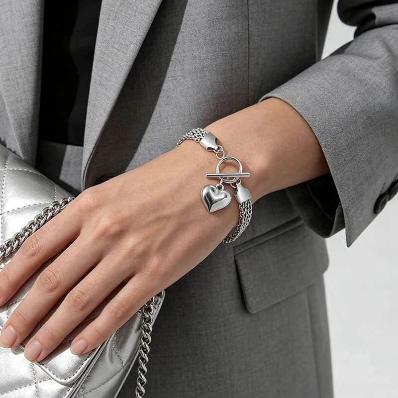 Bracciale rigido con ciondoli a cuore in acciaio inox