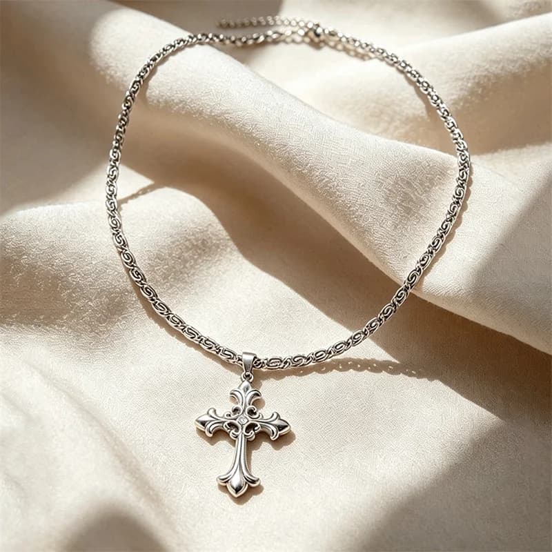 Collana con Pendente Croce in Metallo