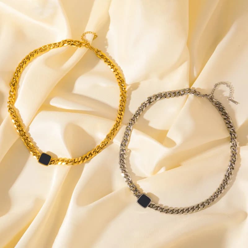 Collana con Pietra Nera Quadrata Color Oro