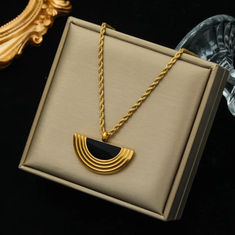 Set Collana con Pendente Semicircolare e Orecchini