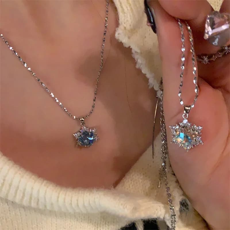 Collana con ciondolo fiocco di neve natalizio in zirconia