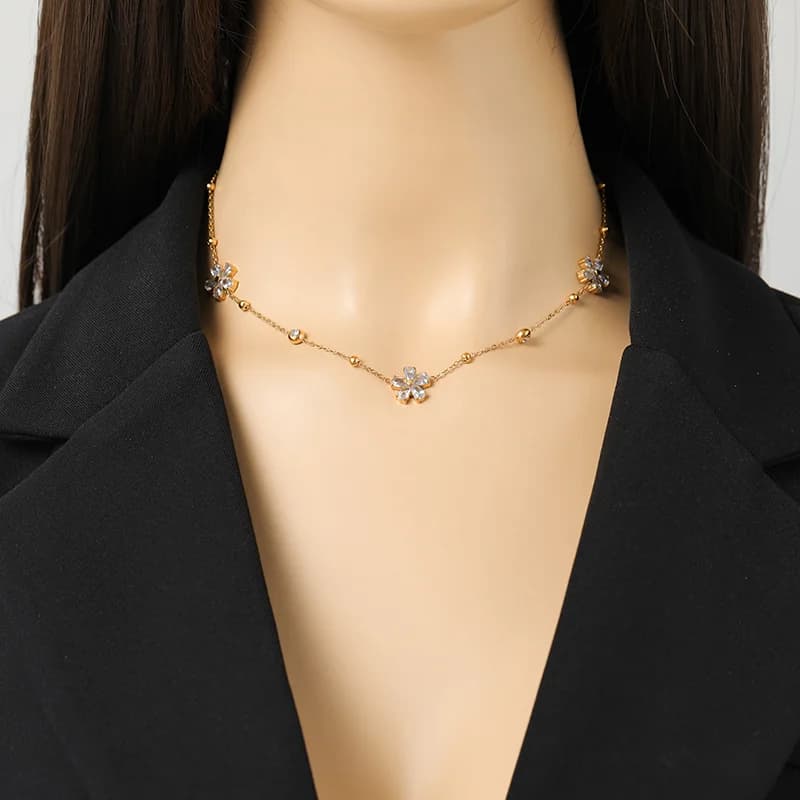 Set gioielli con fiori in zirconia bianca