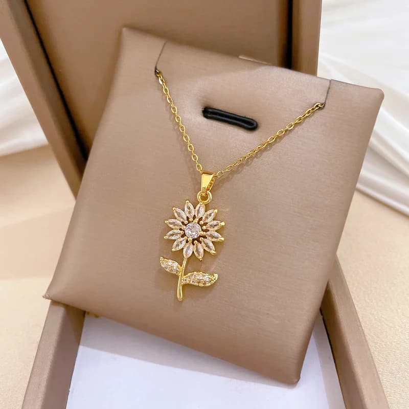 Collana con pendente foglia d'acero placcata oro e perla
