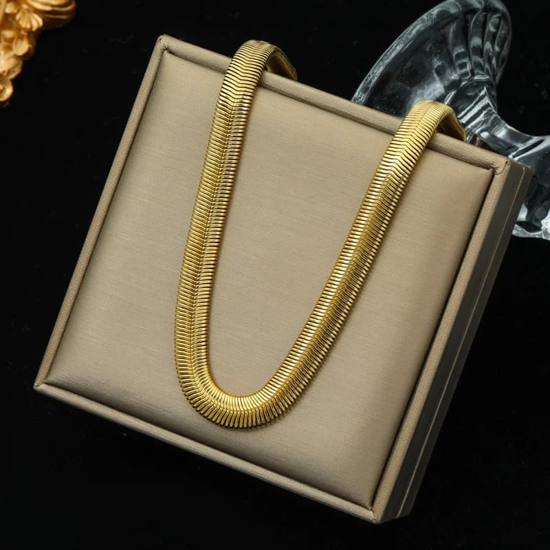 Collana a Y con pendente lungo a testa di serpente