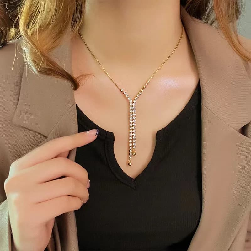 Collana lunga con pendente in zircone bianco