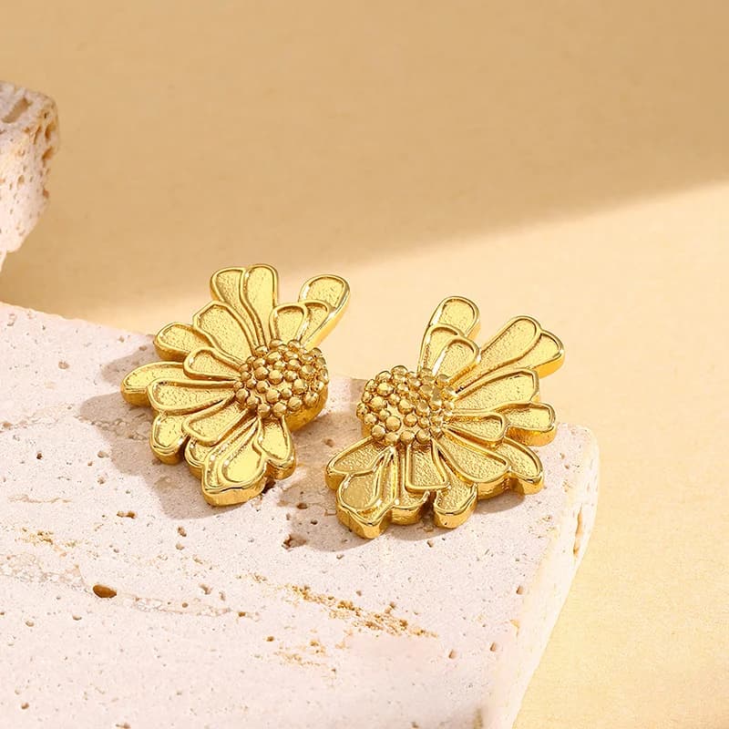 Orecchini a bottone e a goccia con fiori e piante color oro