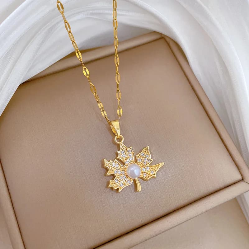 Collana con pendente foglia d'acero placcata oro e perla