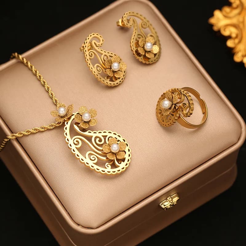 Set collana, orecchini e anello con perla a goccia vintage