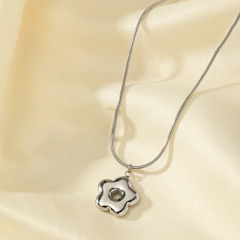 Set Collana e Orecchini con Fiori Dorati