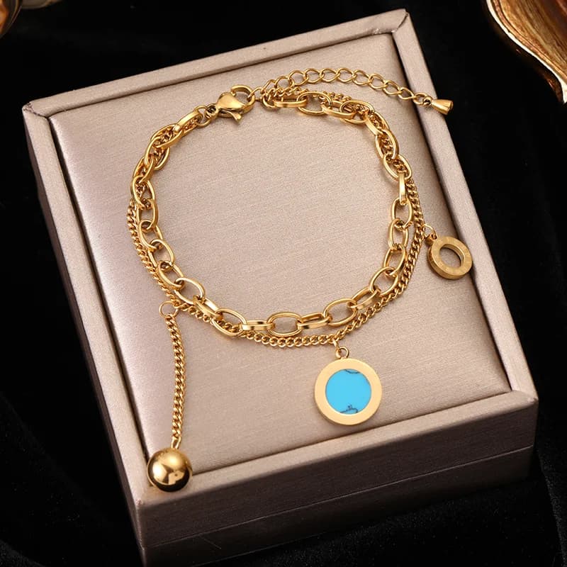 Bracciale a Maglie Multistrato con Ciondoli Color Oro