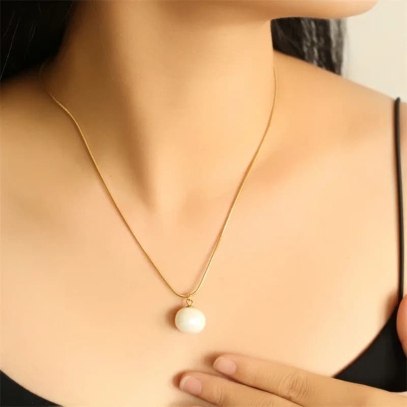 Collana con pendente perla brillante con placcatura PVD