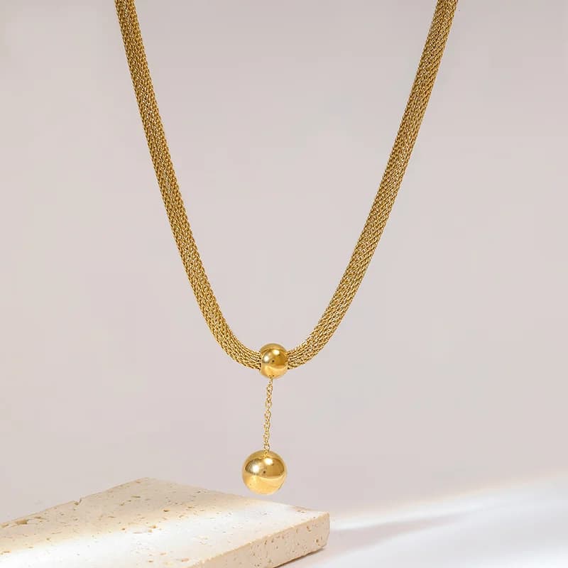 Set collana con ciondolo a sfera e orecchini, oro