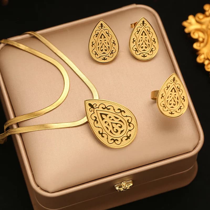 Set collana, orecchini e anello con perla a goccia vintage