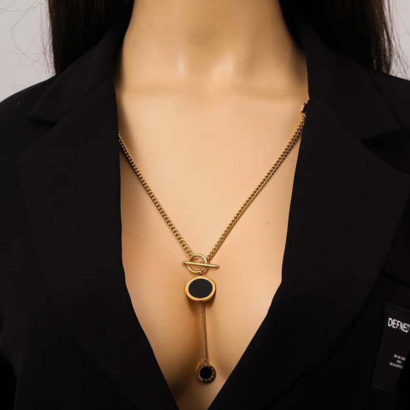 Collana lunga con pendente rotondo nero