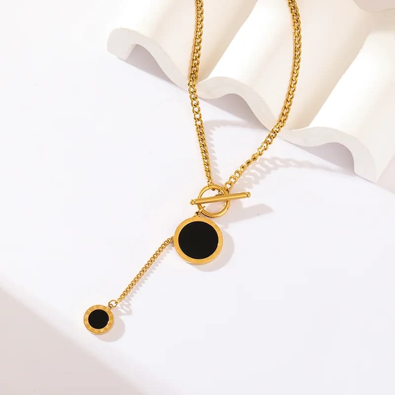 Collana lunga con pendente rotondo nero