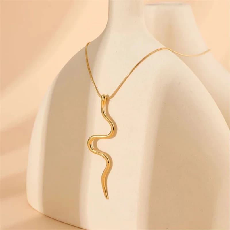 Collana lunga con pendente in zircone bianco