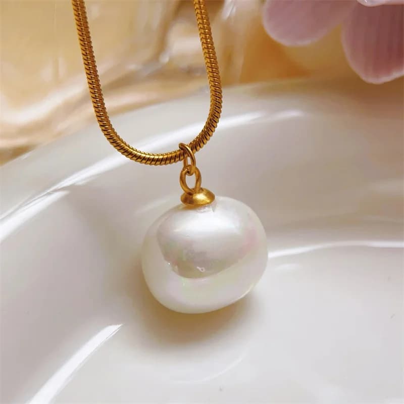 Collana con pendente perla brillante con placcatura PVD