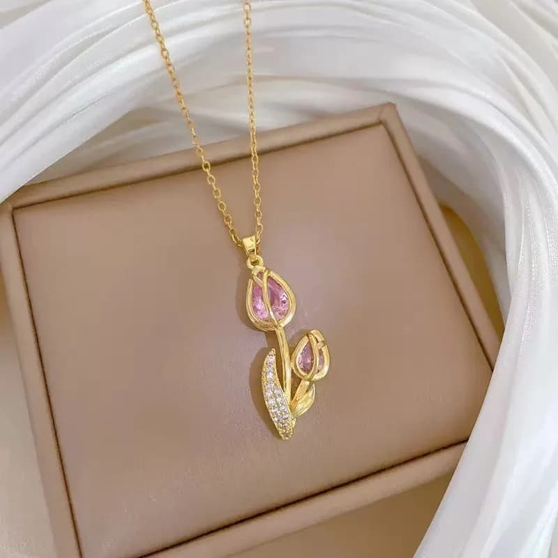 Collana con pendente fiore in zirconi cubici
