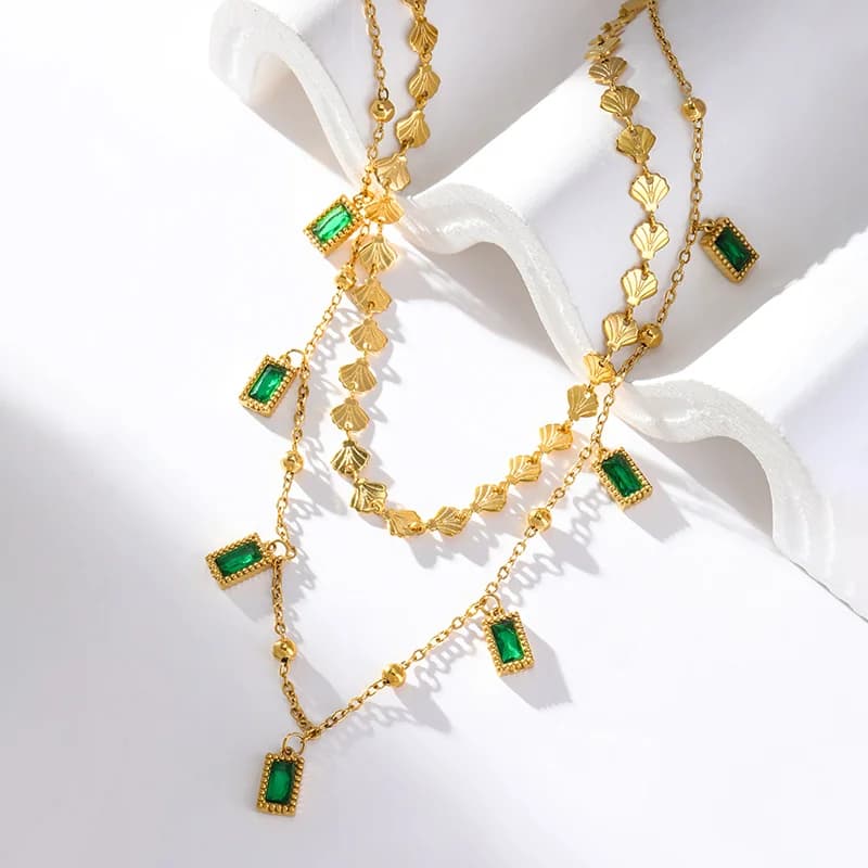 Collana a due strati con cristallo verde quadrato