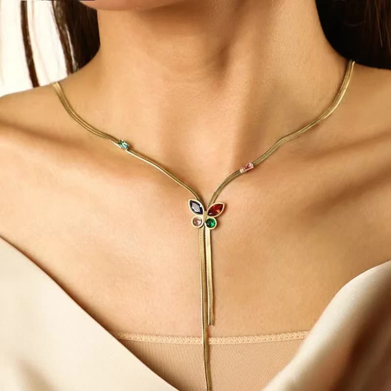 Collana lunga con pendente in zircone bianco