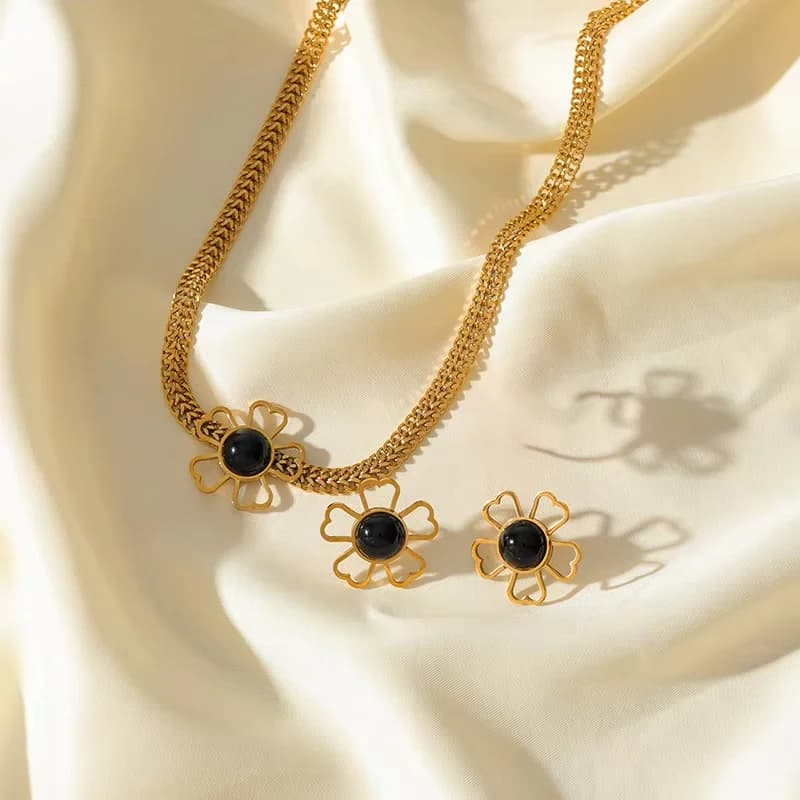 Set Collana e Orecchini con Fiore in Pietra Nera