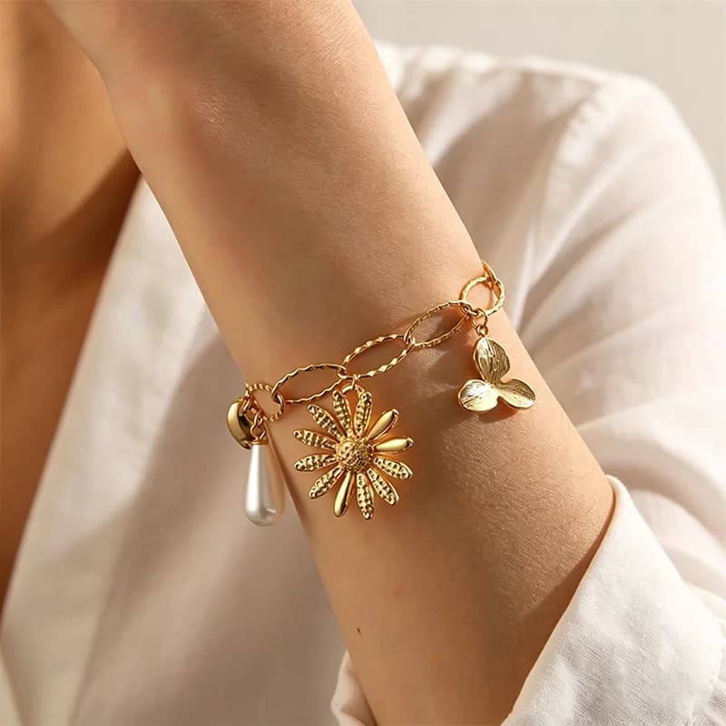 Bracciale herringbone con charm fiore e perla, placcato oro 18K