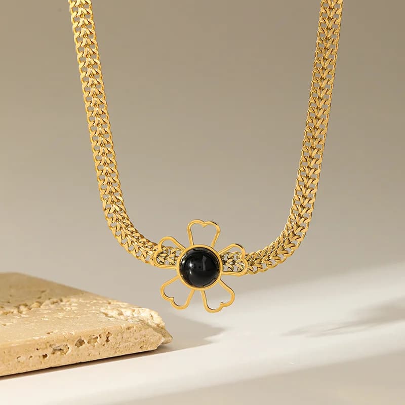 Set Collana e Orecchini con Fiore in Pietra Nera