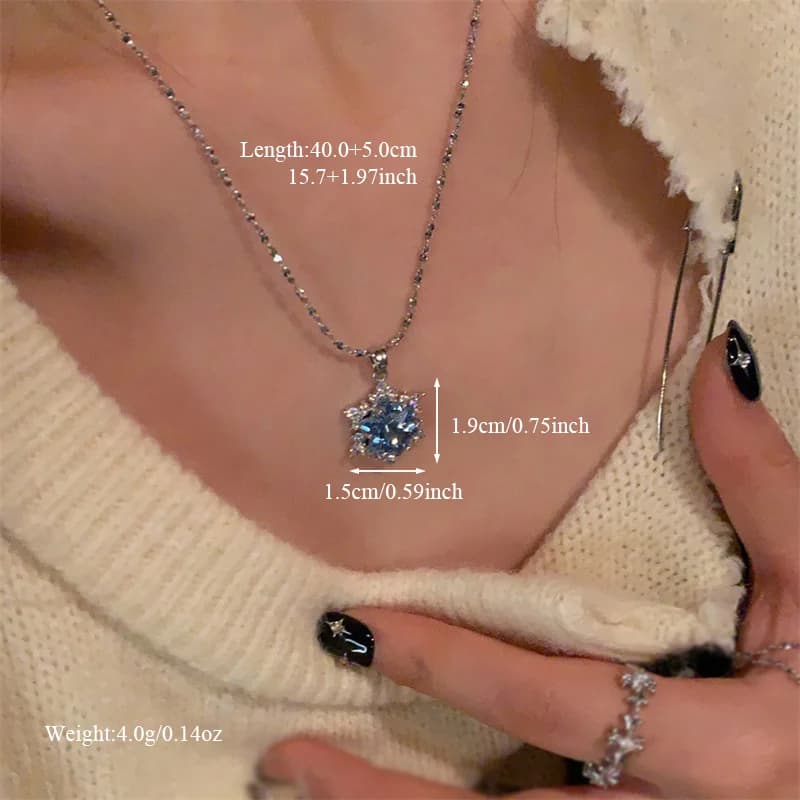 Collana con ciondolo fiocco di neve natalizio in zirconia