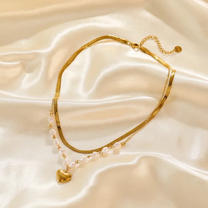 Collana multistrato con ciondolo geometrico a cuore color oro