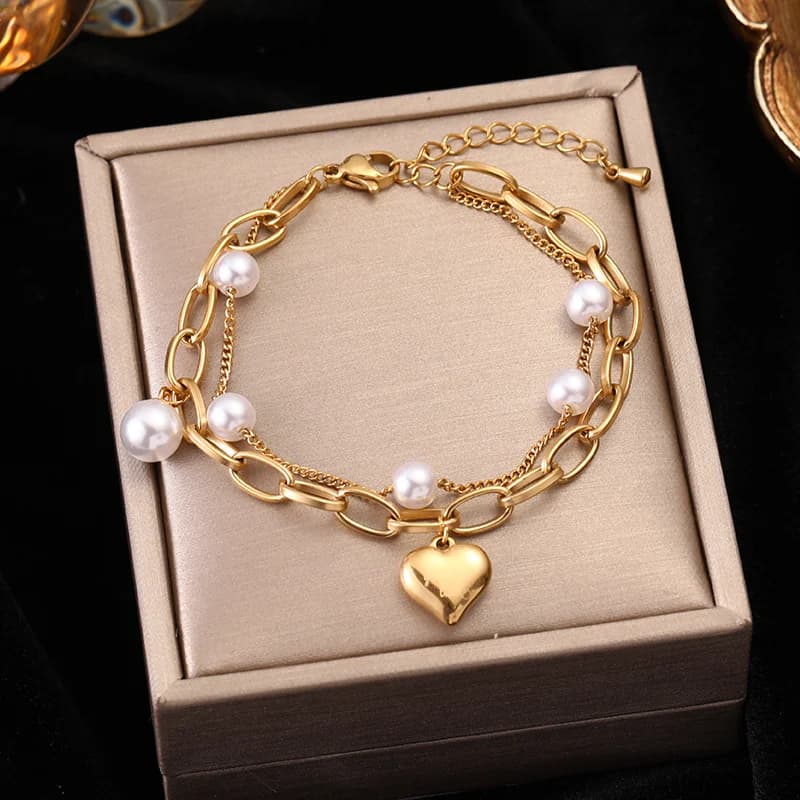 Bracciale dorato con molteplici charms