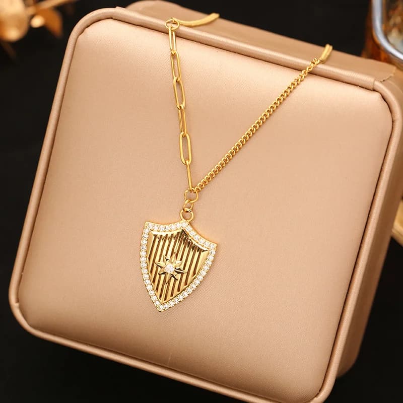 Collana con pendente perla brillante con placcatura PVD