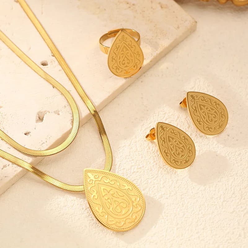 Set collana, orecchini e anello con perla a goccia vintage