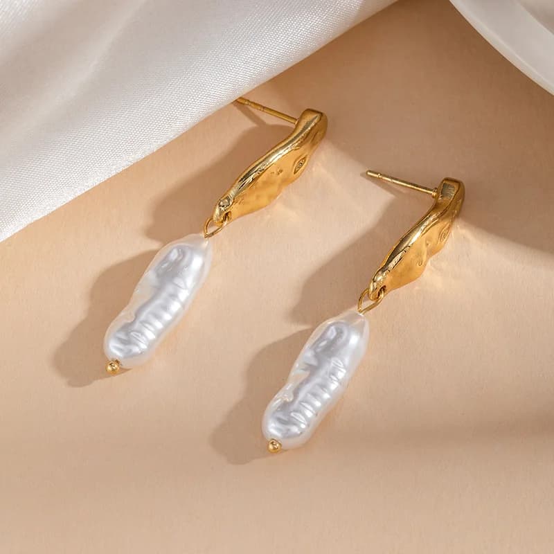 Orecchini pendenti con perle irregolari e nappe