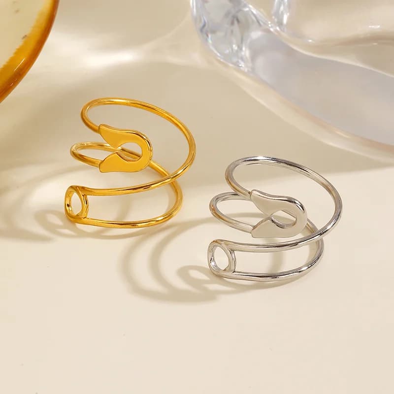 Anello aperto regolabile a forma di spilla, placcato PVD oro 18K