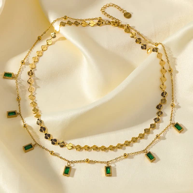 Collana a due strati con cristallo verde quadrato