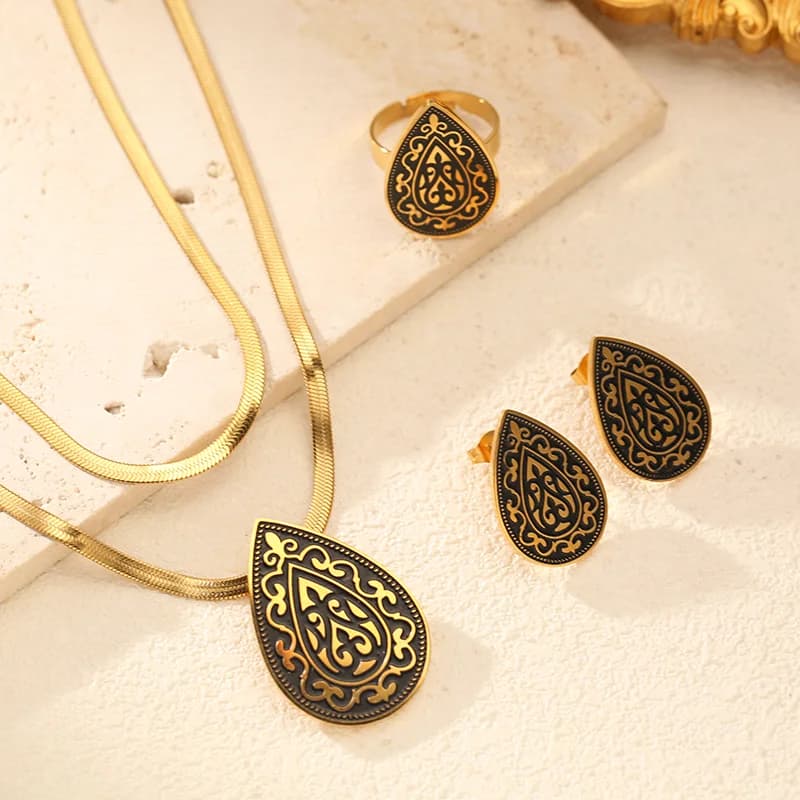 Set collana, orecchini e anello con perla a goccia vintage