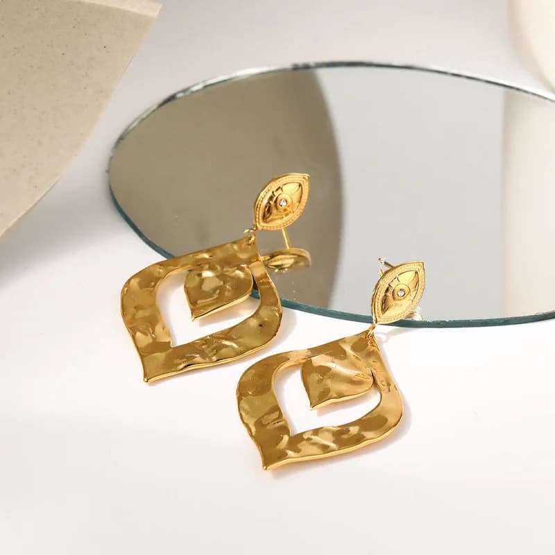 Orecchini pendenti a foglia e piuma color oro