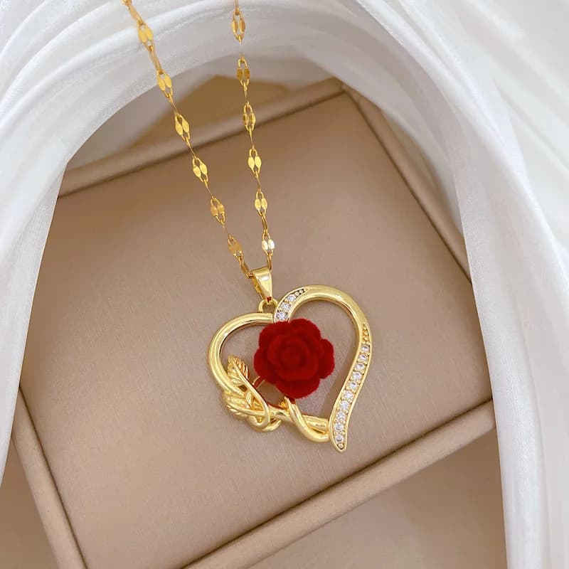 Collana con pendente foglia d'acero placcata oro e perla