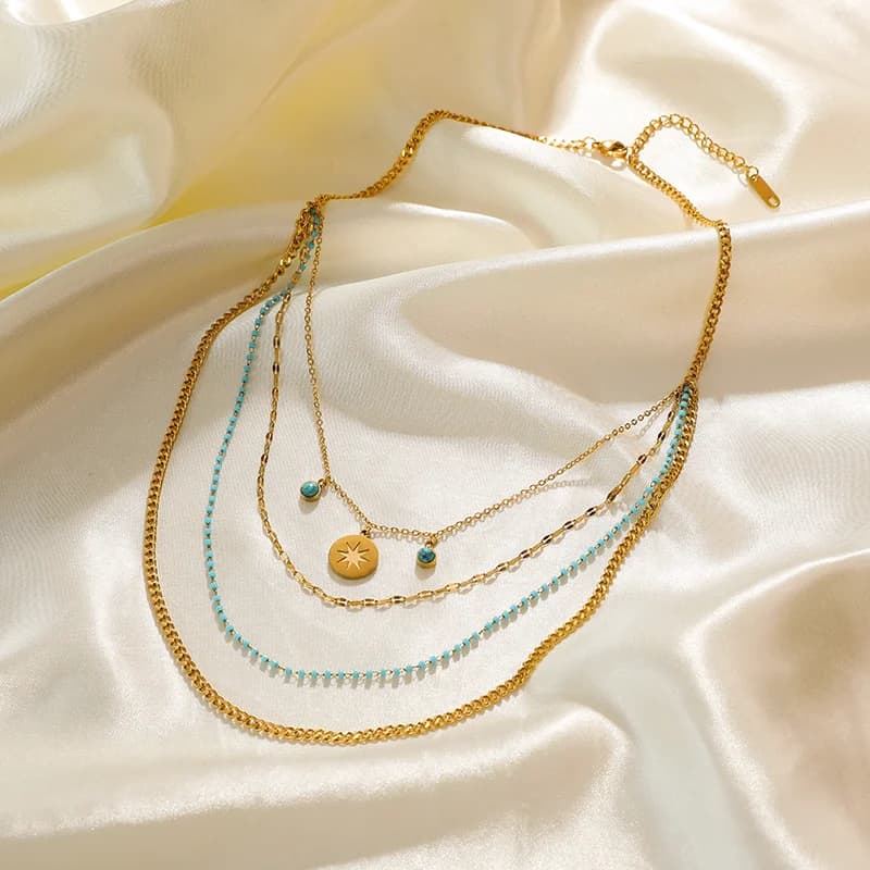 Collana choker multistrato con pendente in pietra verde